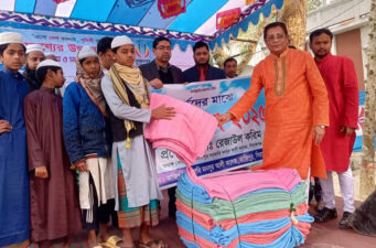কাজিপুর সরকারি মনসুর আলী কলেজের উদ্যোগে এতিমখানায় শীতবস্ত্র বিতরণ
