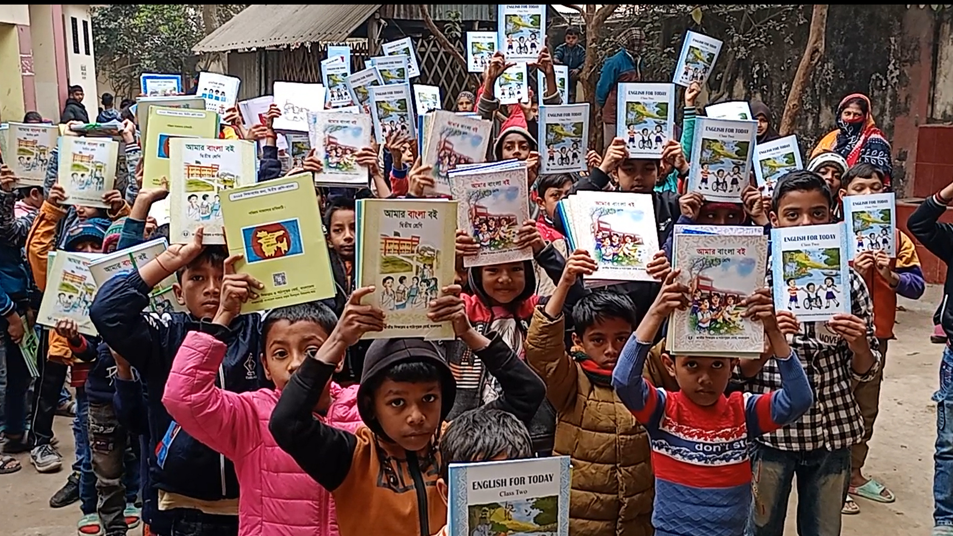 ফুলবাড়ীতে নতুন বছরের শিক্ষার্থীদের মাঝে বই বিতরণ
