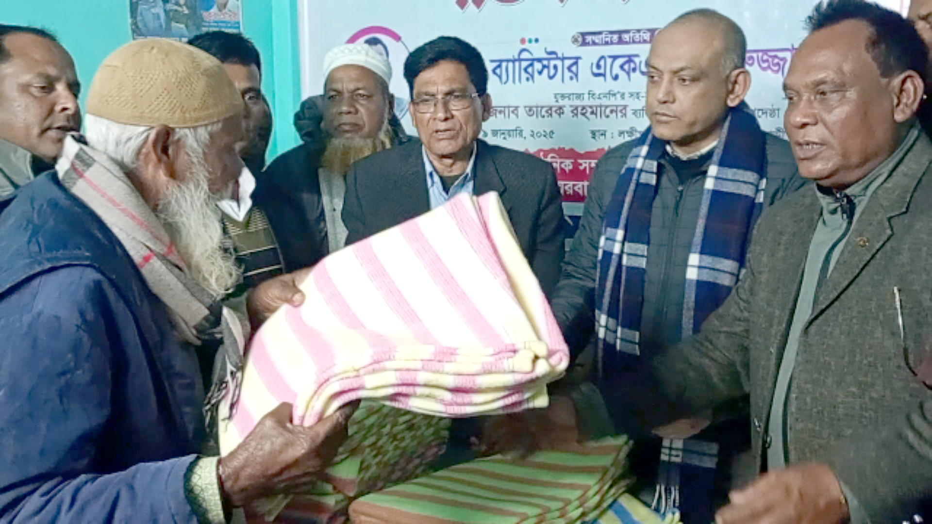 ফুলবাড়ীতে শীতার্তদের মাঝে শীতবস্ত্র বিতরণ