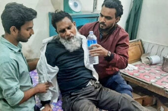 শিক্ষার্থীদের মারধর করায় বিদ্যালয়ের প্রধান শিক্ষককে বেধড়ক পিটুনি