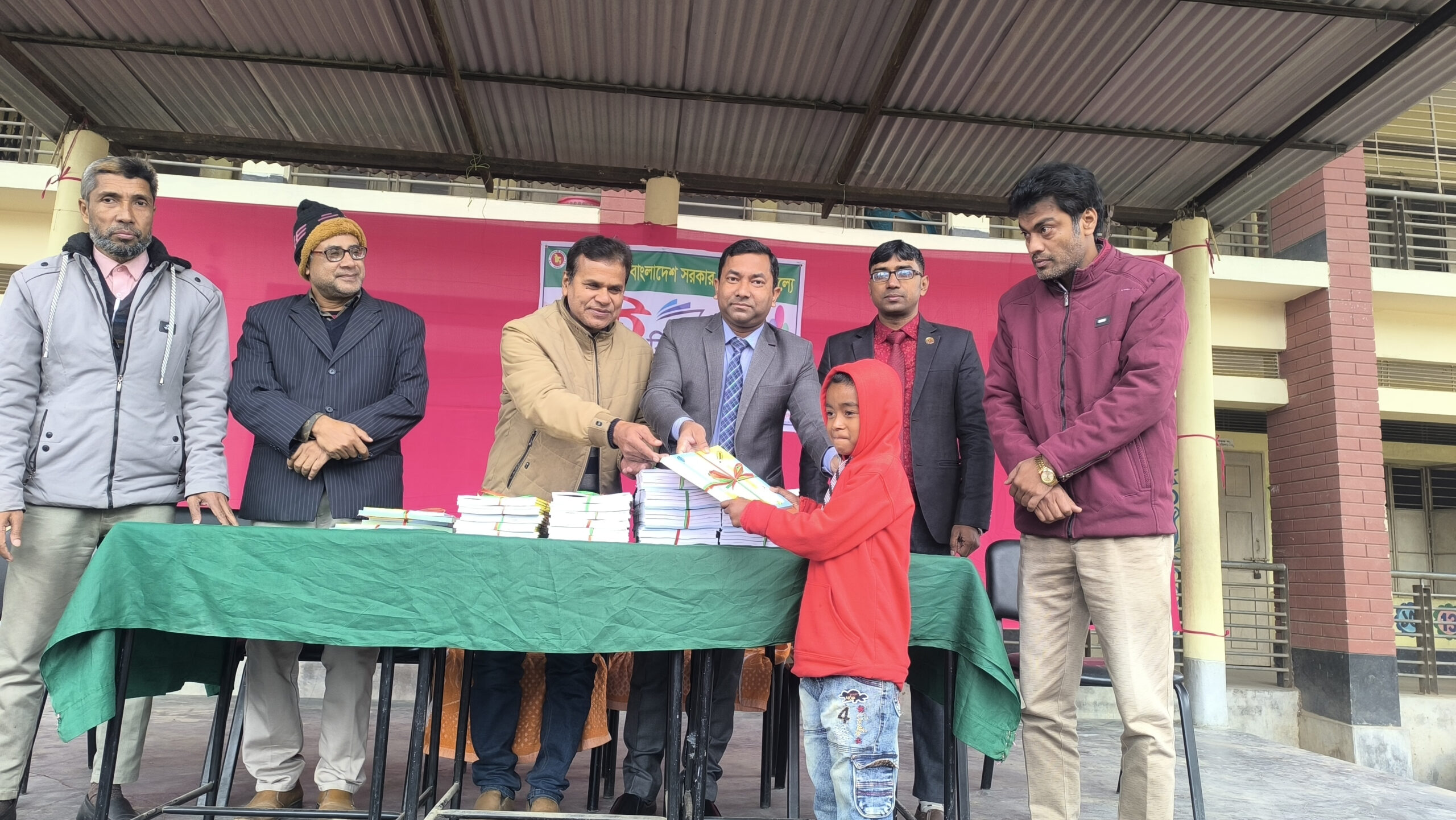 রাণীশংকৈল মডেল সরকারি প্রাথমিক বিদ্যালয়ে নতুন বই বিতরণের উদ্বোধন