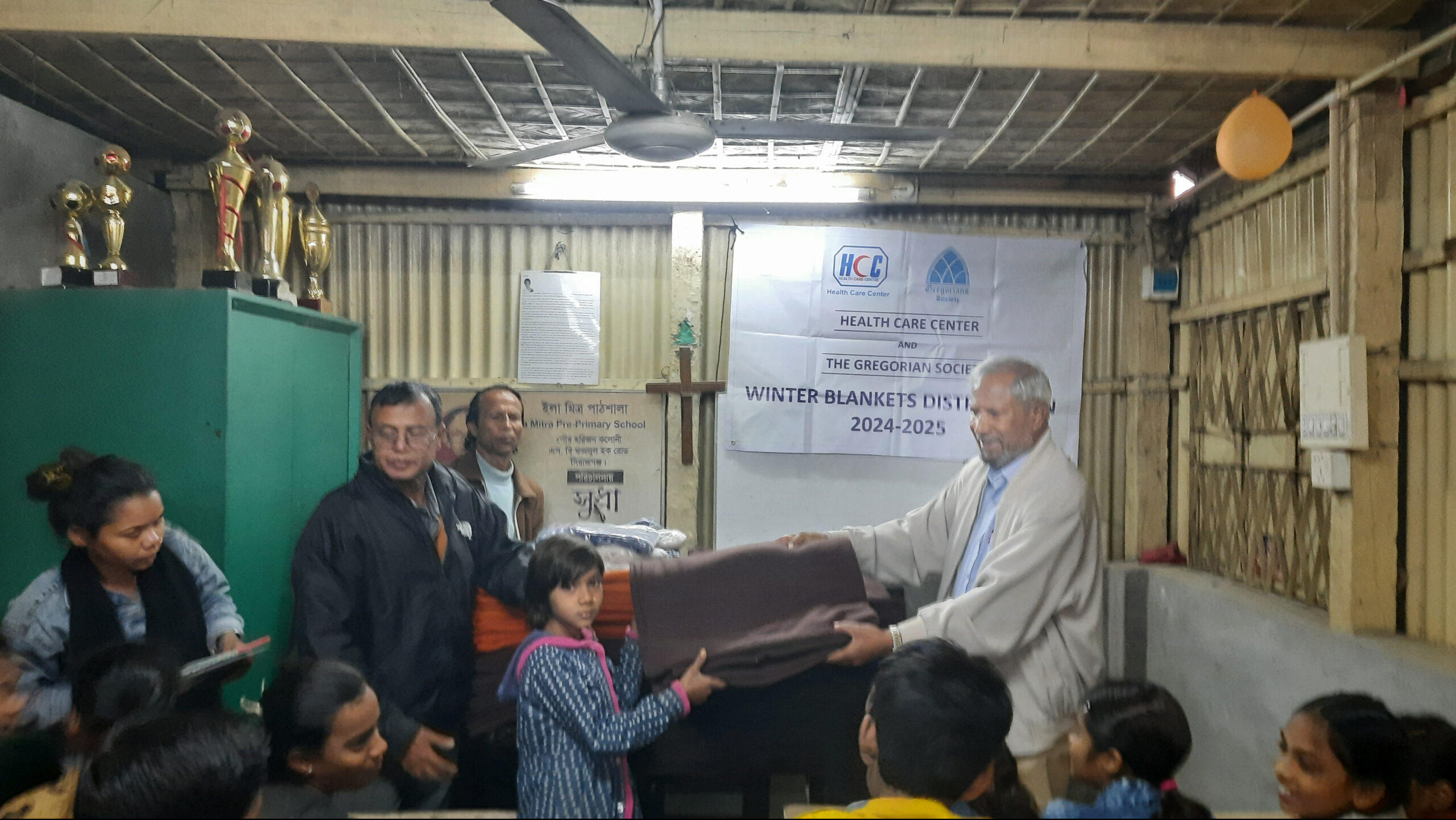 সিরাজগঞ্জে সুবিধাবঞ্চিত শিশুদের মাঝে সমাজকর্মী খোকনের শীতবস্ত্র বিতরণ