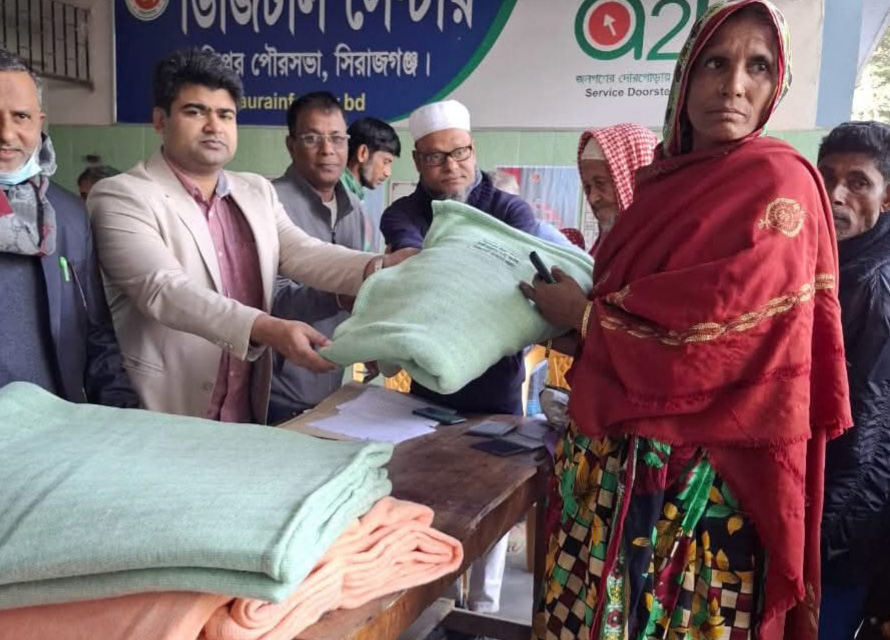 কাজিপুর পৌরসভায় অসহায় পরিবারের মাঝে ইউএনও’র শীতবস্ত্র বিতরণ