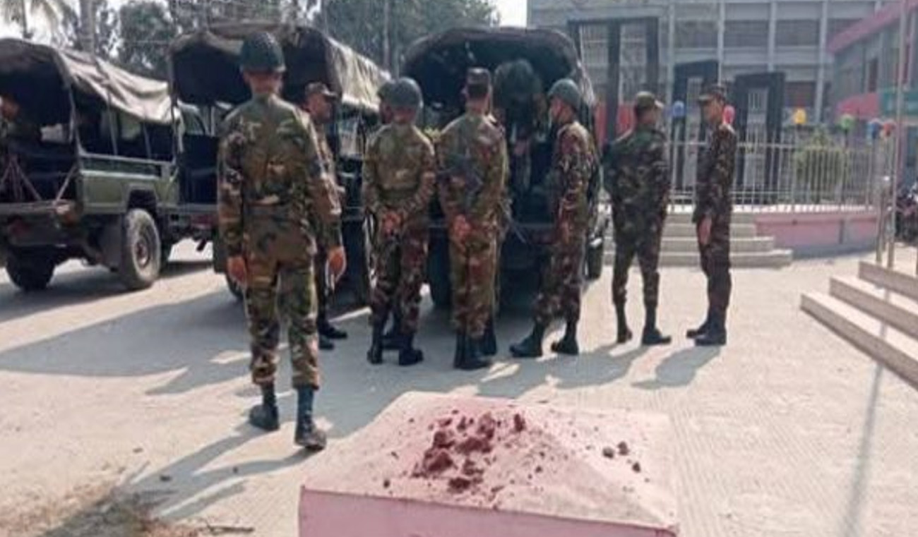 রাজশাহীতে বোমা ফাটিয়ে হাট-বাজারের ইজারার টেন্ডার বাক্স লুট