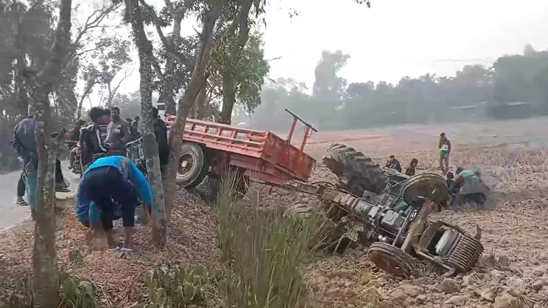 ফুলবাড়ীতে সড়ক দুর্ঘটনায় নিহত ১। আহত ৩ জন।