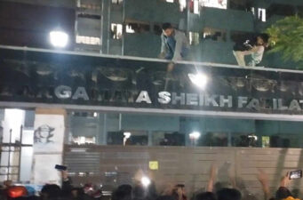 মুজিব পরিবারের নাম মুছে দিলেন রাজশাহী বিশ্ববিদ্যালয়ের শিক্ষার্থীরা