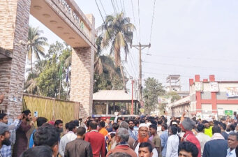 রাজাপুরে থানা ঘেরাও, সড়ক অবরোধ করে মানববন্ধন ও বিক্ষোভ মিছিল