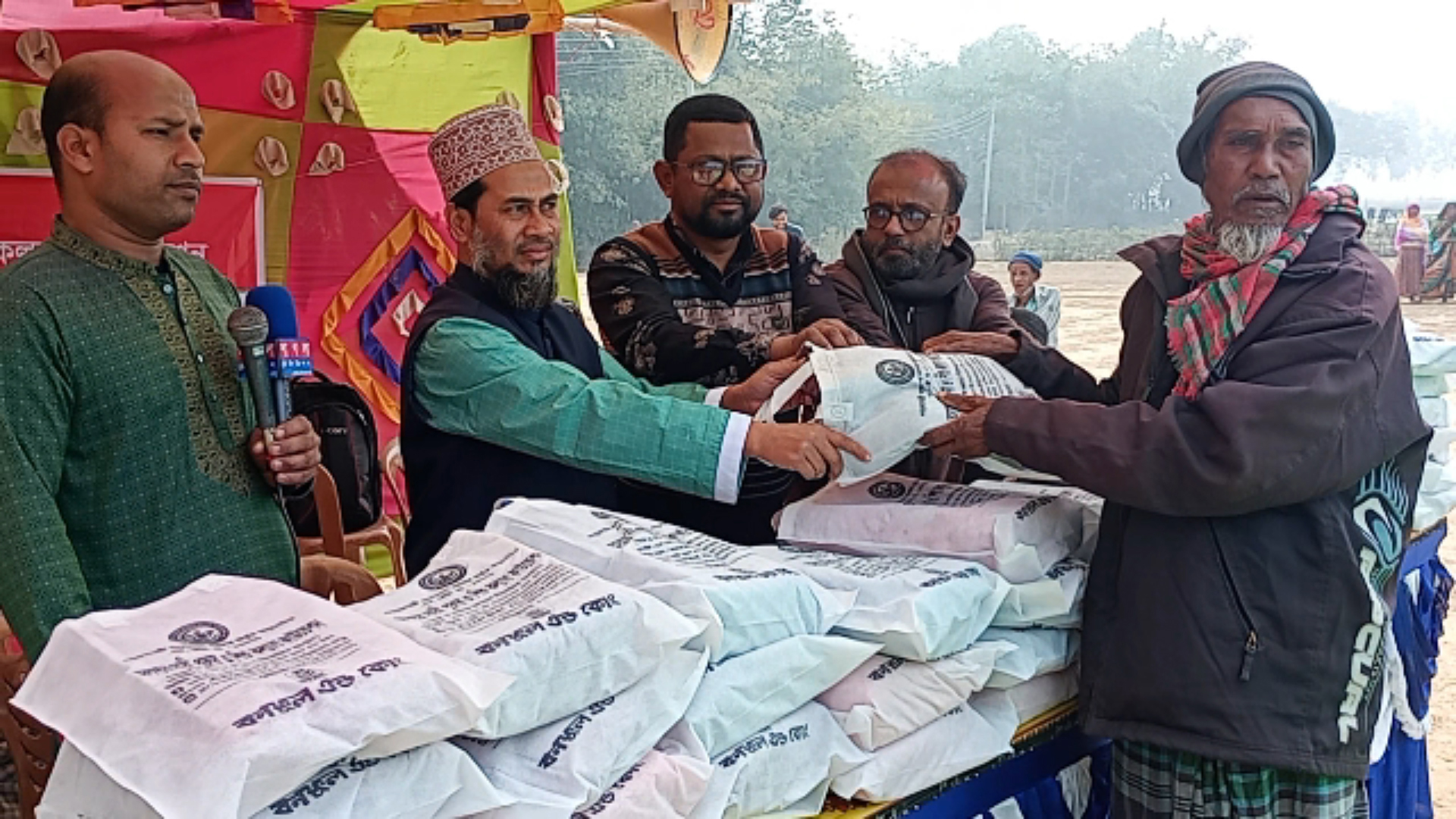 অসহায় নারী ,পুরুষ ও শিশু কল্যাণ ফাউন্ডেশনের উদ্যোগে শীতবস্ত্র বিতরন