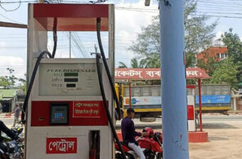 ঠাকুরগাঁওয়ে হঠাৎ পেট্রোল পাম্প বন্ধ, ভোগান্তিতে জনসাধারণ