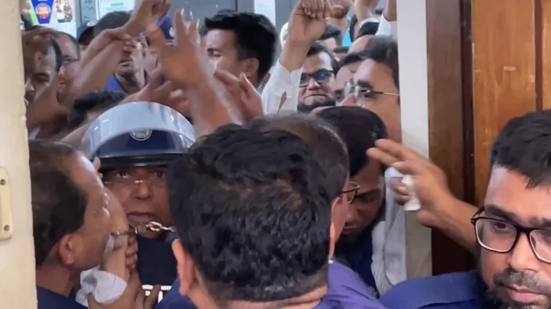 সাবেক আইনমন্ত্রী আনিসুল হককে আদালত প্রাঙ্গণে মারধর