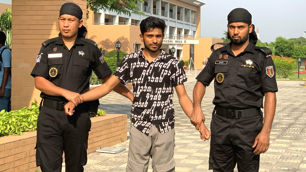 বিদেশে বিবস্ত্র ও জিম্মি করে মুক্তিপণ আদায়, মূলহোতা গ্রেফতার