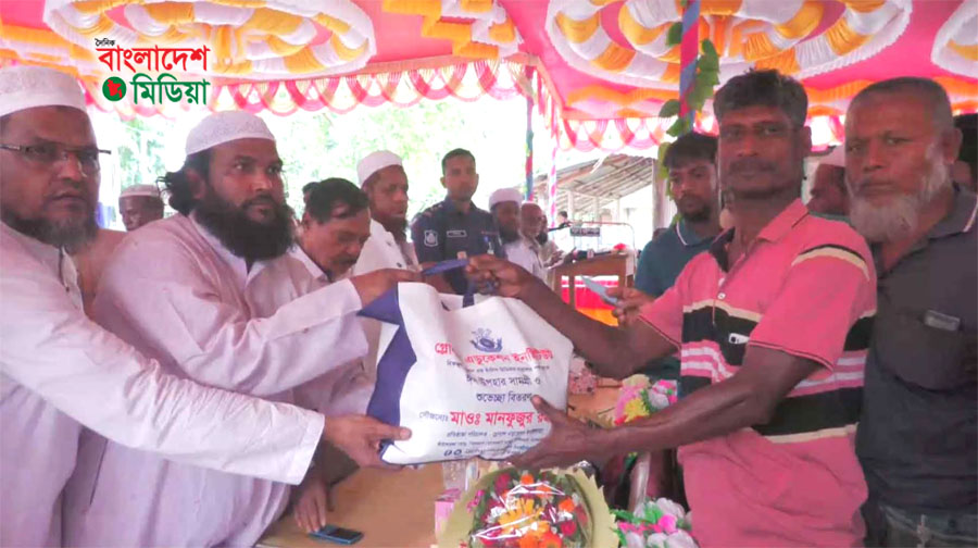 বাগেরহাটে দরিদ্র ও অসহায়দের মাঝে ঈদ উপহার বিতরণ