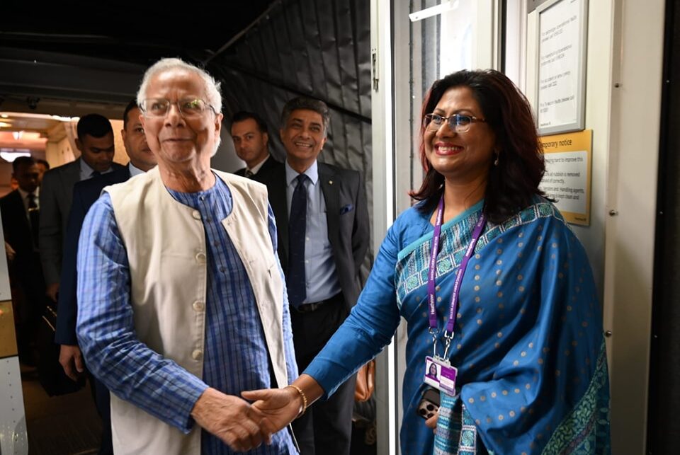 যুক্তরাজ্যে পৌঁছেছেন প্রধান উপদেষ্টা