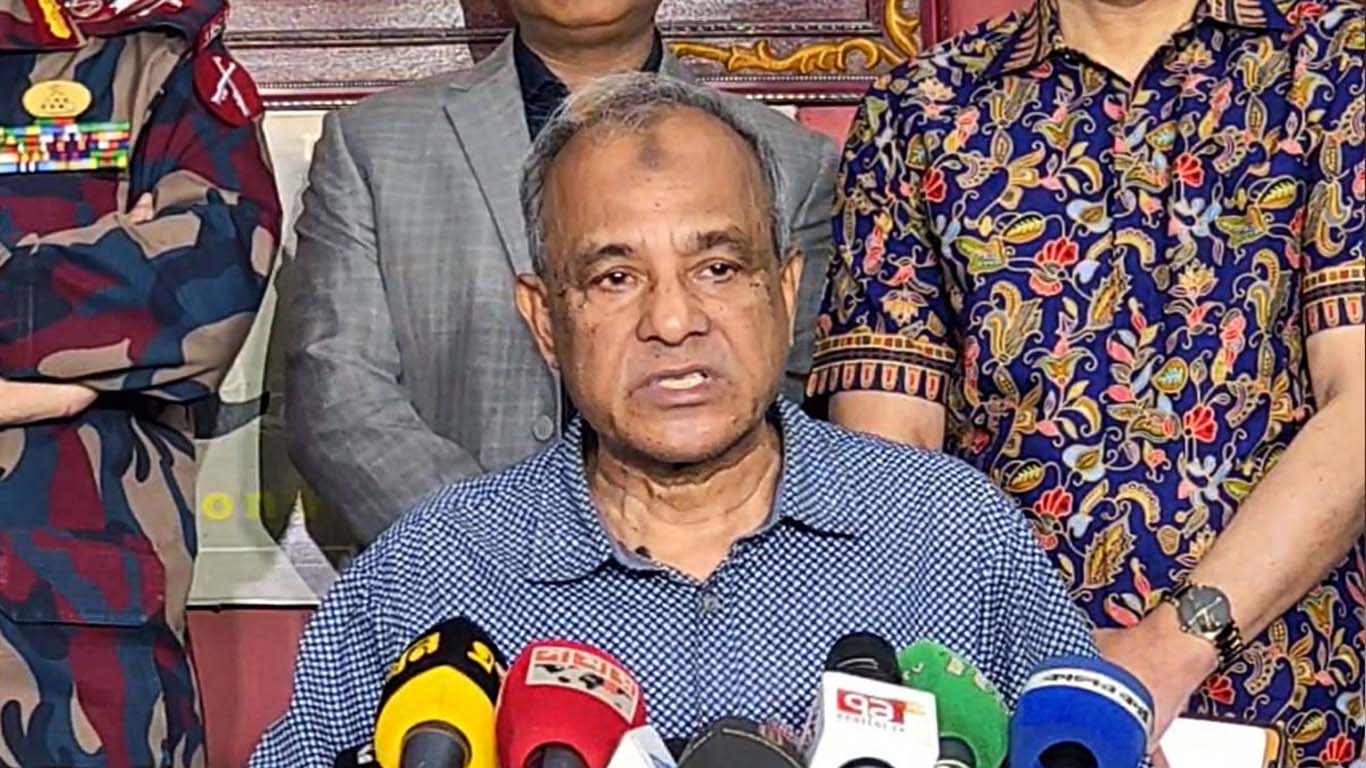 প্রশাসনকে রাজনৈতিক দল থেকে দূরে থাকার আহ্বান স্বরাষ্ট্র উপদেষ্টার