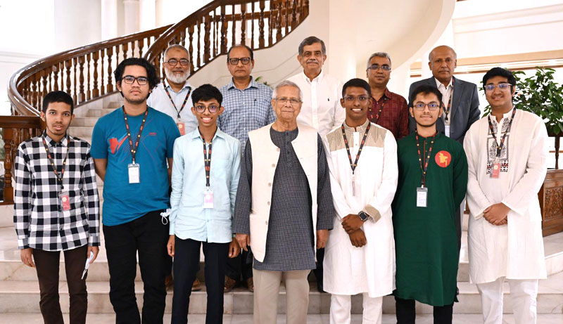 প্রধান উপদেষ্টার সঙ্গে সাক্ষাৎ করেছেন অলিম্পিয়াডে পদকজয়ী ছয় শিক্ষার্থী