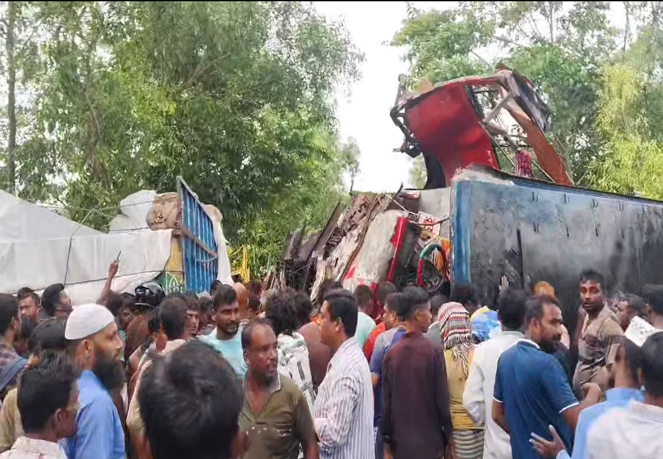 বাস-ট্রাক সংঘর্ষে রাজশাহী কলেজ ছাত্রের মৃ/ত্যু, আহত ২০