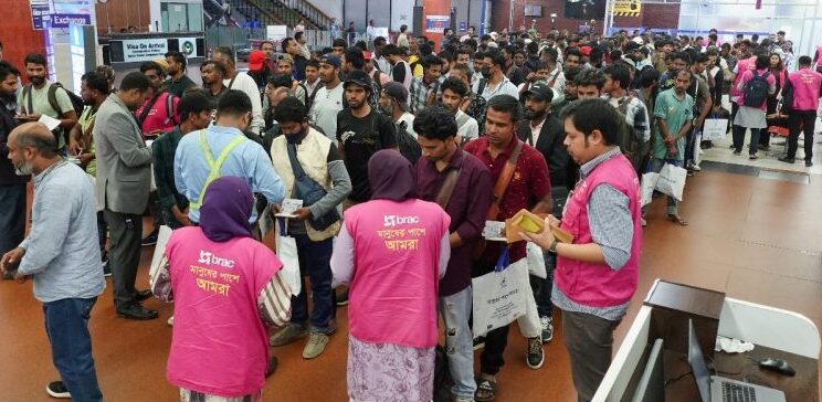 প্রতারণার শিকার ১৮০ বাংলাদেশি ফিরলেন দেশে