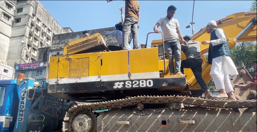 ধানমন্ডি ৩২ নম্বরের দিকে বুলডোজার নিয়ে যাচ্ছে ছাত্র-জনতা
