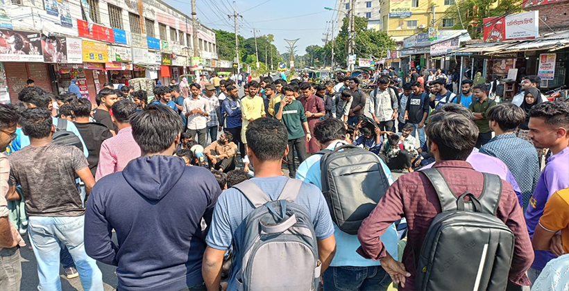 রাজশাহী-ঢাকা মহাসড়ক অবরোধ করে রাবি শিক্ষার্থীদের বিক্ষোভ, যান চলাচল বন্ধ