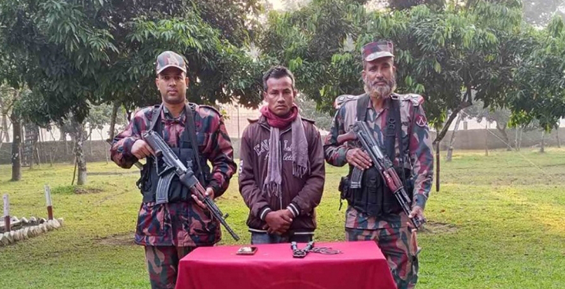 লালমনিরহাট সীমান্তে তারকাঁটার বেড়া কর্তনের সময় চোরাকারবারি আটক