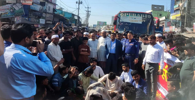 চট্টগ্রাম–কক্সবাজার সড়ক বন্ধ, যাত্রায় চরম ভোগান্তি