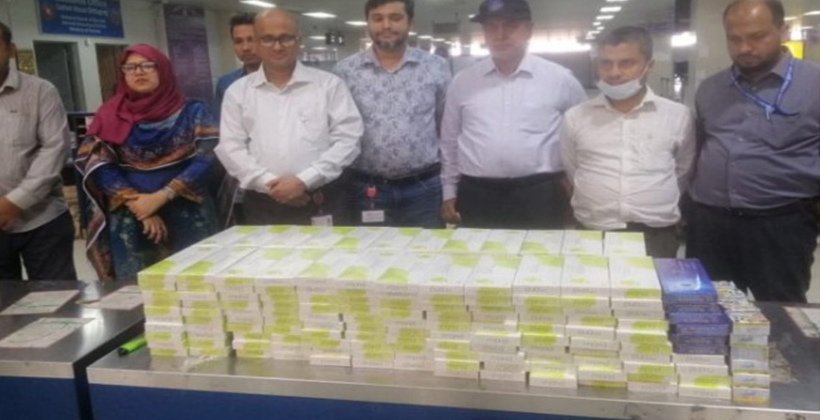 চোরাই পণ্য জব্দ, যাত্রী আটক হলেও সতর্ক করে মুক্তি!