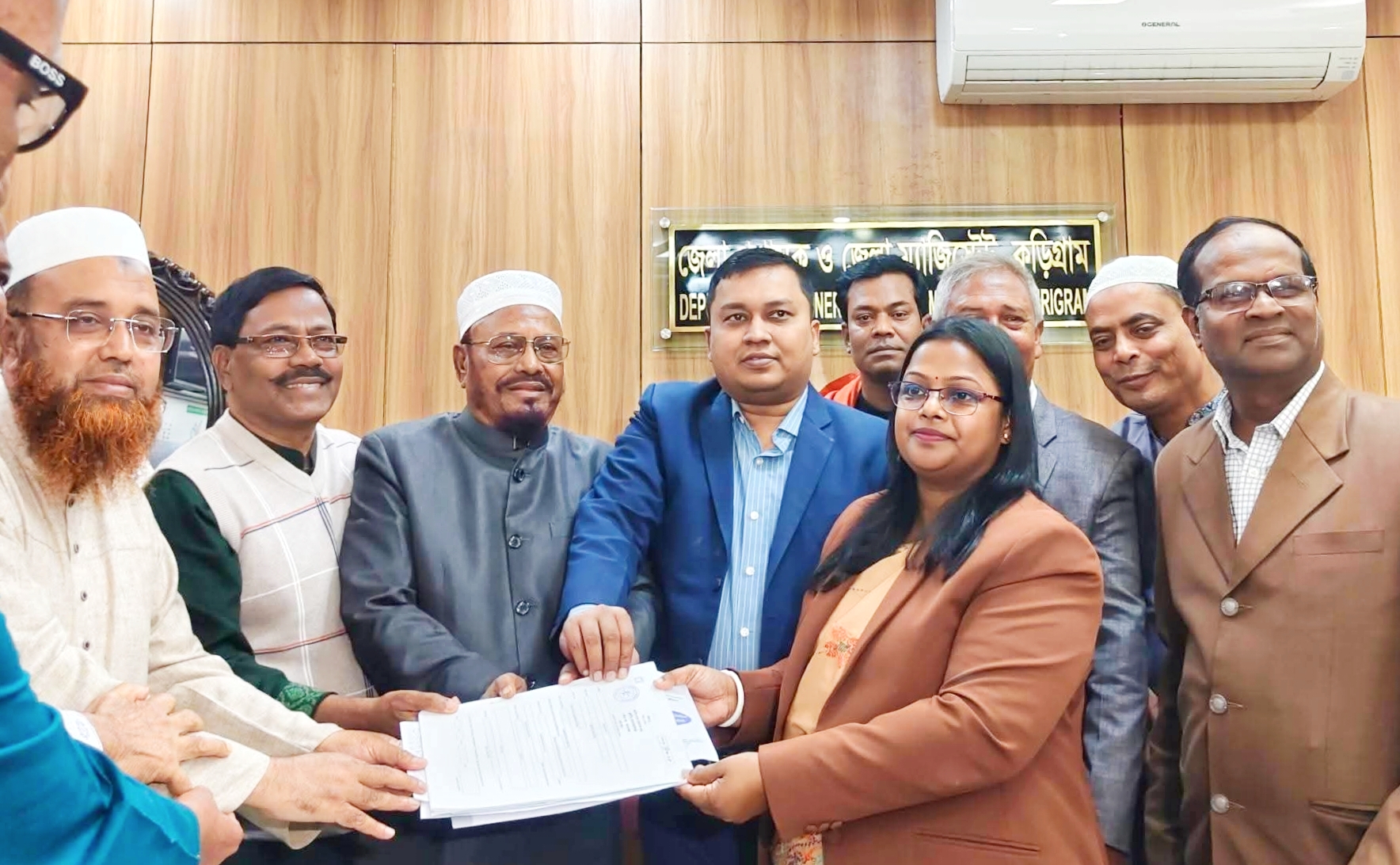কুড়িগ্রামে বিভিন্ন রাজনৈতিক দলের প্রার্থীদের মনোনয়ন পত্র সংগ্রহ