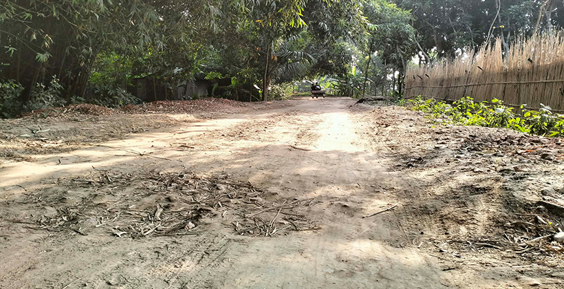 ঠিকাদারের অবহেলায় কালীগঞ্জে সড়ক নির্মাণে বিপর্যয়, বিপাকে গ্রামবাসী