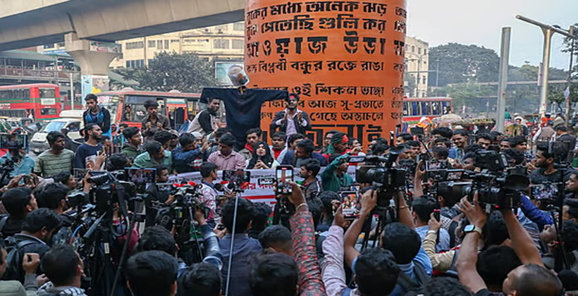 স্বরাষ্ট্র উপদেষ্টা রাতেই পদত্যাগ না করলে যমুনার সামনে অবস্থান নেওয়ার হুঁশিয়ারি