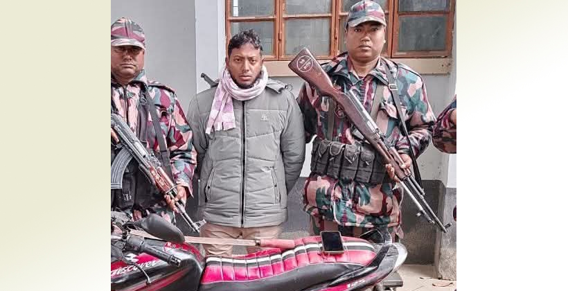 লালমনিরহাট সীমান্তে দেশীয় অস্ত্র সহ শিবির সভাপতি গ্রেফতার