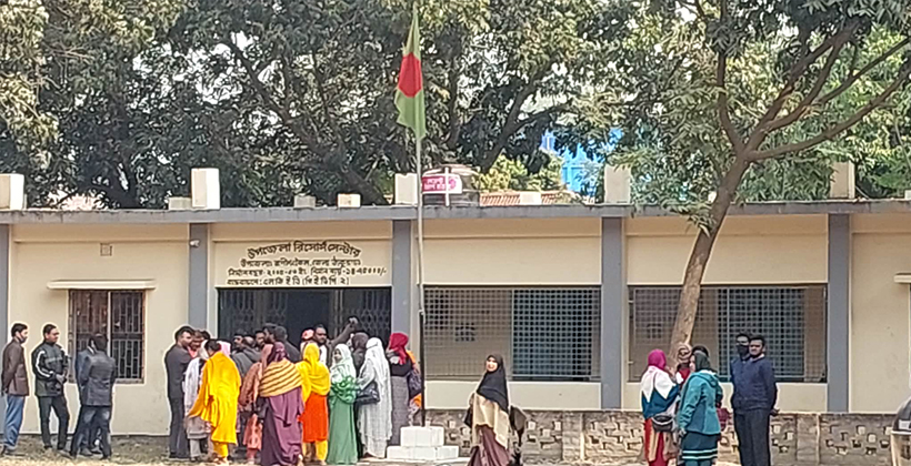 রাণীশংকৈলে পরীক্ষা বন্ধ করে দিয়েছ অন্য বিদ্যালয়ের শিক্ষকরা
