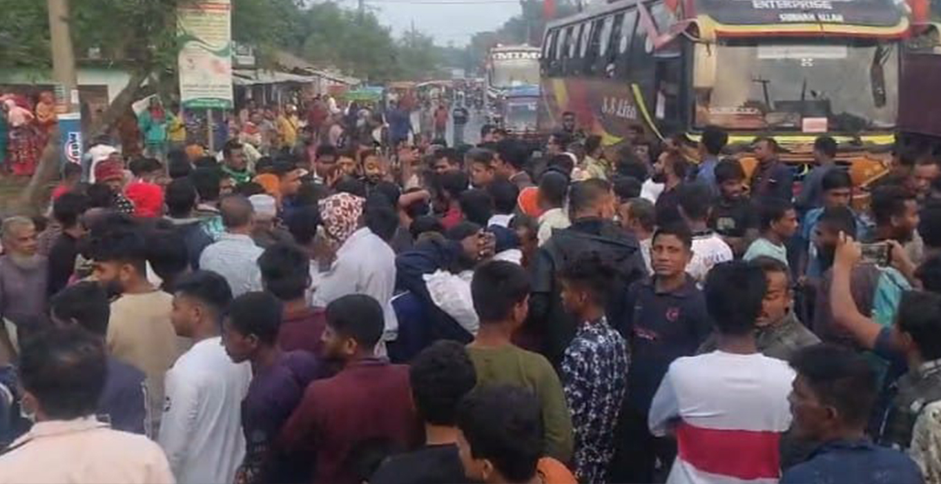 ফুলবাড়ীতে যুবদল নেতাকে গ্রেপ্তারের দাবিতে বিক্ষোভ ও সড়ক অবরোধ