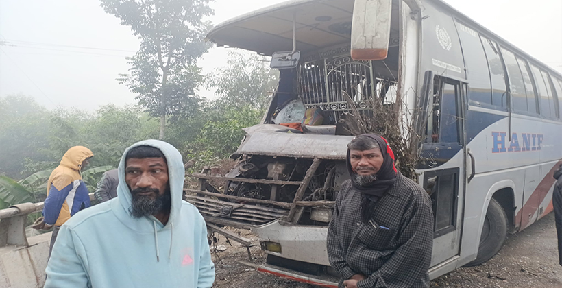 ঠাকুরগাঁওয়ে কুয়াশায় বাস-তেলবাহী লরির মুখোমুখি সংঘর্ষ, আহত ৭