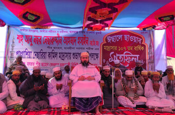 চাকচিক্যময় ও দাম্ভিকতা নিয়ে দুনিয়ায় চলাফেরা করা অনুচিত