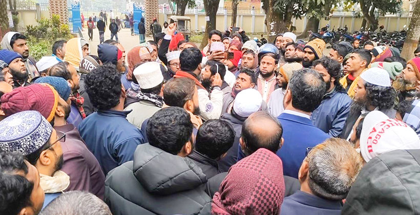 জামায়াতের প্রার্থীতা স্থগিতকে কেন্দ্র করে রিটার্নিং কর্মকর্তার কার্যালয়ে বিক্ষোভ-উত্তেজনা