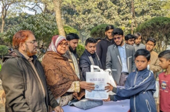 ইবিতে ফুলকুঁড়ি আসর তারারমেলা শাখার শীত উপহার বিতরণ