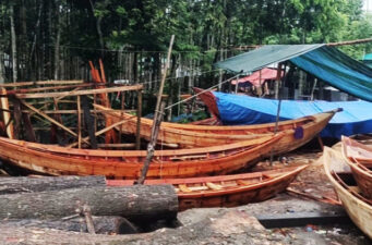 নদীর তীরে জন্ম নেয় স্বপ্ন, নৌকার গায়ে ভাসে জীবনের গল্প