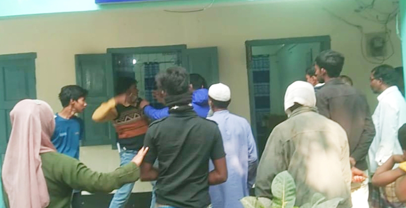 কুড়িগ্রামের রৌমারীতে ঘুষ নিয়ে খাদ্য নিয়ন্ত্রক ও ডিলারের মধ্যে মারামারি