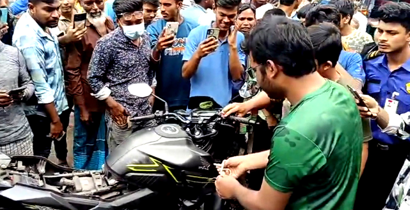 কালীগঞ্জে মোটরসাইকেলের সিটের ভেতর বিষধর সাপ