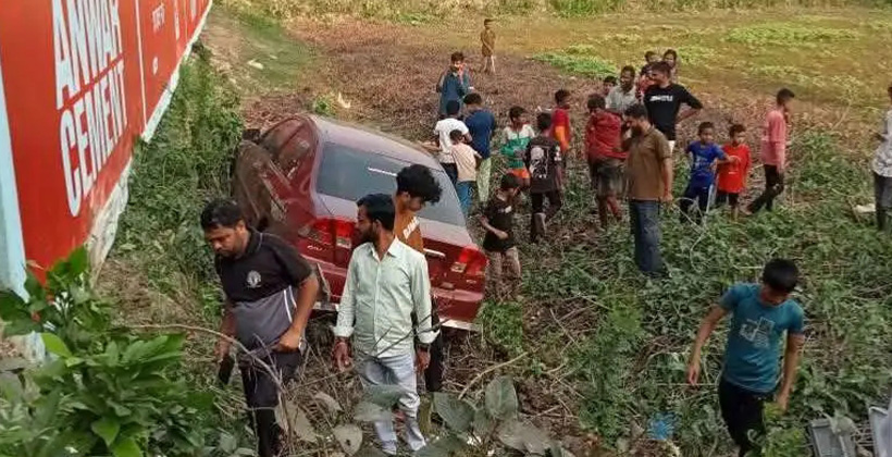 ঝালকাঠিতে নৌ কর্মকর্তা’র প্রাইভেটকার খাদে পড়ে দেড় বছরের শিশু নিহত