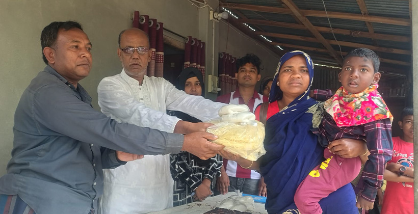 ফুলবাড়ীতে প্রতিবন্ধী শিক্ষার্থীদের মাঝে ঈদের উপহার সমগ্রী বিতরণ