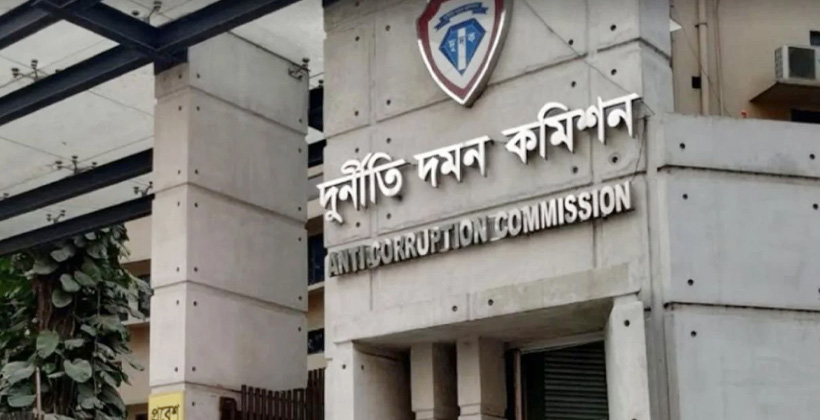 দুদক চেয়ারম্যানসহ সব কমিশনারের পদত্যাগ