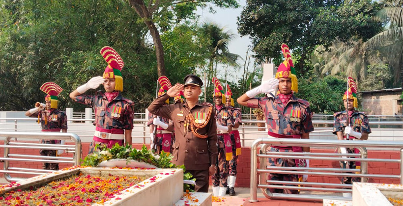 বীরশ্রেষ্ঠ নূর মোহাম্মদ শেখের সমাধিতে সর্বস্তরের মানুষের শ্রদ্ধা
