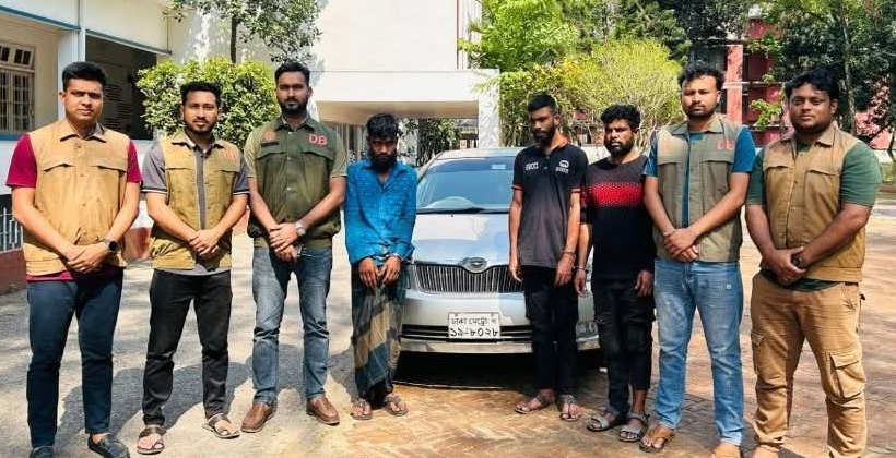 মৌলভীবাজারে চোরাই প্রাইভেটকারসহ গ্রেফতার ৩