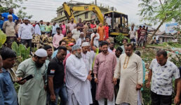 বাগেরহাট শহর রক্ষাবাঁধের ড্রেন সচলকরণ কর্মসূচি অনুষ্ঠিত