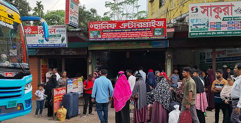 রাজাপুরে ঢাকা-চট্টগ্রামগামী বাসে বাড়তি ভাড়া, ভোগান্তিতে যাত্রীরা