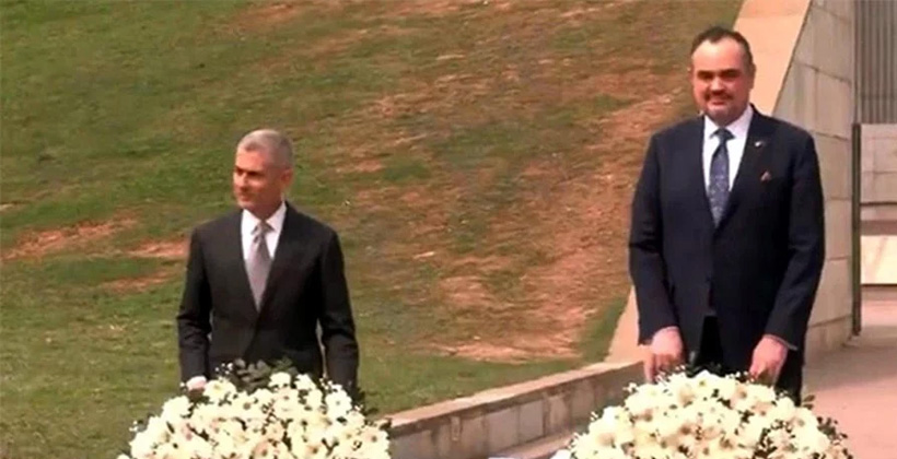 জিয়া ও খালেদা জিয়ার কবরে শ্রদ্ধা জানালেন পল কাপুর