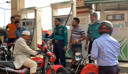 পুলিশ পাহারায় রাজশাহীতে তেল বিক্রি, দীর্ঘ লাইনে ভোগান্তি