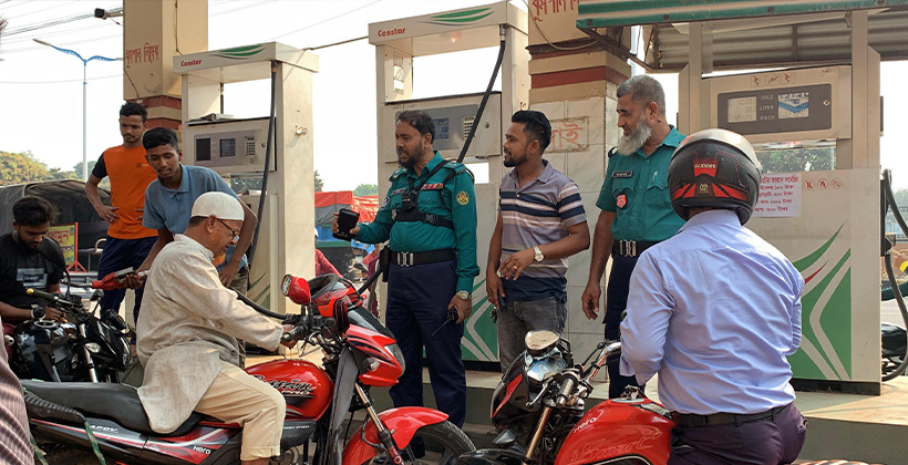 পুলিশ পাহারায় রাজশাহীতে তেল বিক্রি, দীর্ঘ লাইনে ভোগান্তি