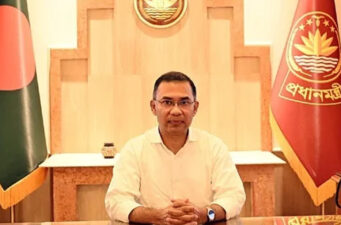 ছুটির দিনেও কার্যালয়ে ব্যস্ত সময় পার করলেন প্রধানমন্ত্রী